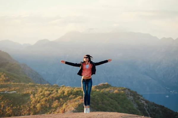 うれしそうな女性旅行山 — ストック写真