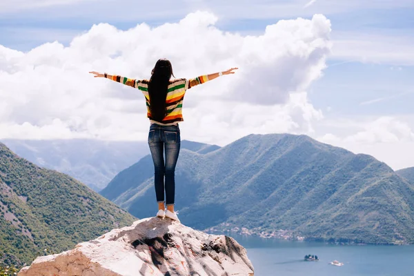 Neşeli kadın seyahat dağlar — Stok fotoğraf