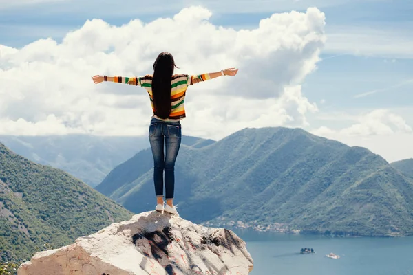 快乐的女人旅行山 — 图库照片