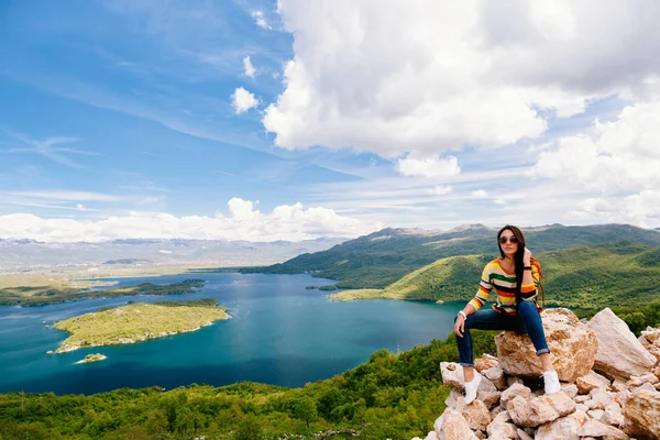 うれしそうな女性旅行山 — ストック写真