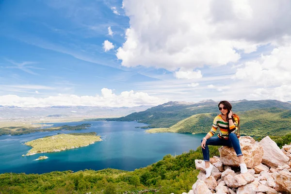 Mulher alegre viajar montanhas — Fotografia de Stock