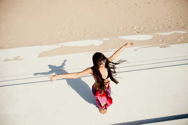 Sexy longo cabelo mulher relaxar na praia — Fotografia de Stock