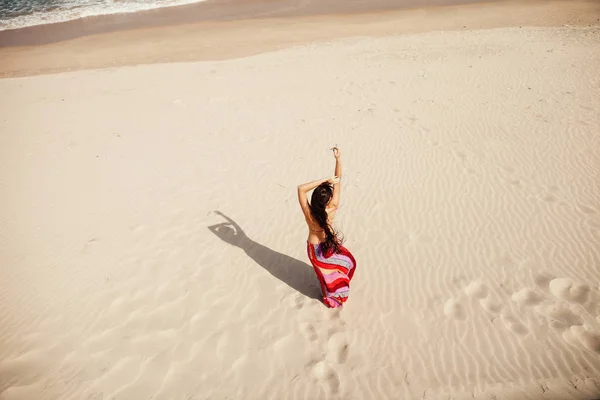 Sexy longo cabelo mulher relaxar na praia — Fotografia de Stock