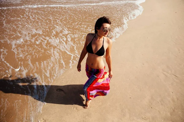 Sexig lång hår kvinna koppla av på stranden — Stockfoto