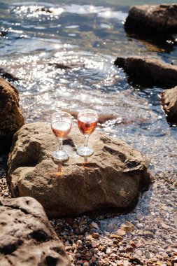 Çilekli şampanya kokteyli