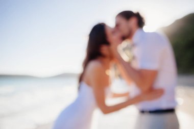 Çift sahilde birlikte sakin ol