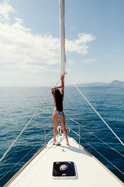 Σέξι γυναίκα να χαλαρώσετε στο σκάφος στη θάλασσα — Φωτογραφία Αρχείου