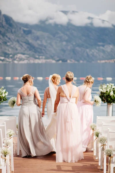 Nevěsta s družičky na svatbu v horách — Stock fotografie