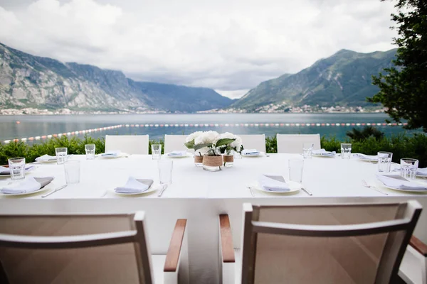 Tabel dekking in open lucht restaurant terras — Stockfoto