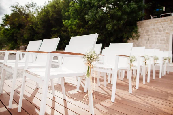 Krzesła ślubne z kwiatami dekoracji — Zdjęcie stockowe