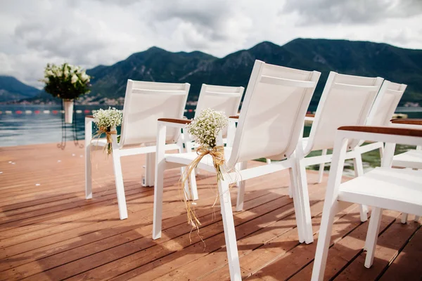 Cadeiras de casamento com flores decoração — Fotografia de Stock