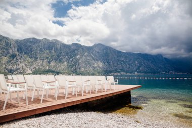 Düğün sandalye çiçek dekorasyonu ile