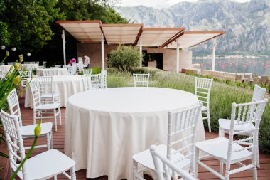 Düğün sandalye çiçek dekorasyonu ile