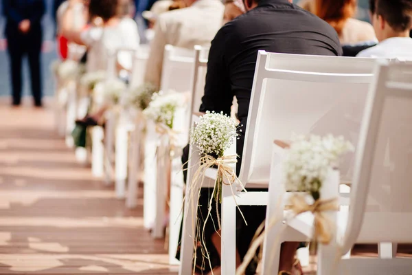 Sillas de boda con decoración de flores — Foto de Stock