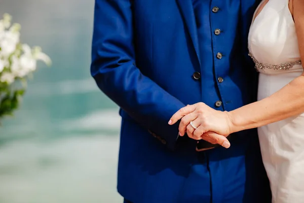 Hochzeitspaar hält Händchen — Stockfoto