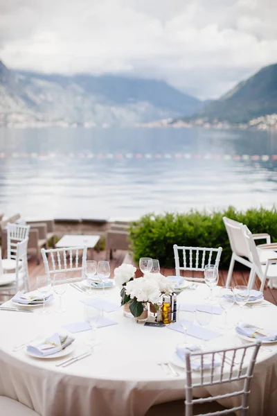 Tavolo da sposa decorazione floreale — Foto Stock