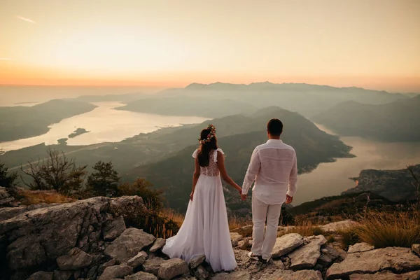 คู่รักฮันนีมูน เดินทางภูเขาและวิวทะเล — ภาพถ่ายสต็อก