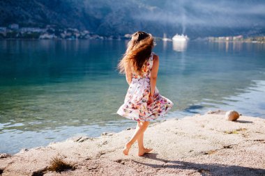 romantik kadın sahilde yürümek