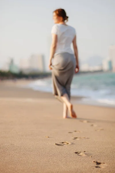 Romantiska kvinnan promenad på stranden — Stockfoto