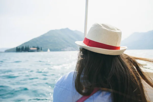 Donna romantica passeggiata sulla spiaggia — Foto Stock