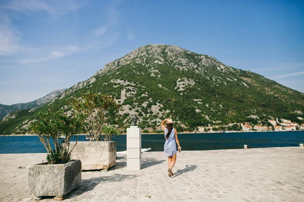 Romantische vrouw lopen op strand — Stockfoto