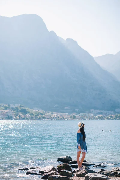 Donna romantica passeggiata sulla spiaggia — Foto Stock