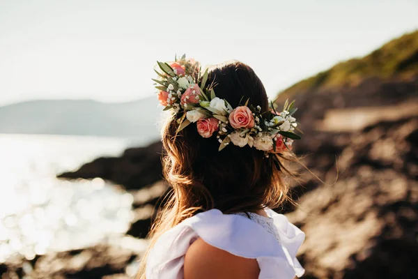 Woman in bridal wreath on beach — Stock Photo, Image