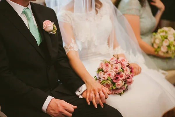 Sposa e sposo che si tengono per mano — Foto Stock