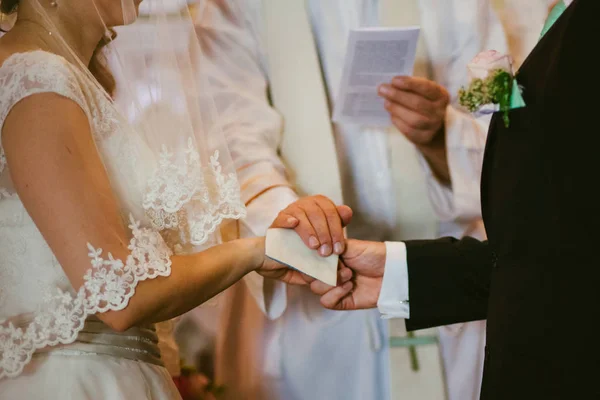 Braut und Bräutigam halten Händchen — Stockfoto