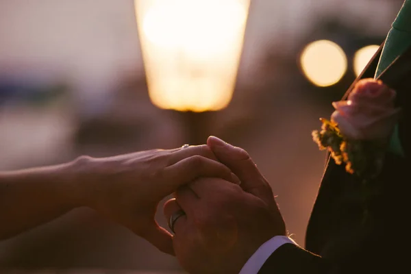 Mariée et marié tenant la main ensemble — Photo