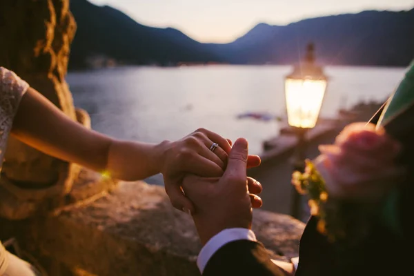 Sposa e sposo che si tengono per mano — Foto Stock