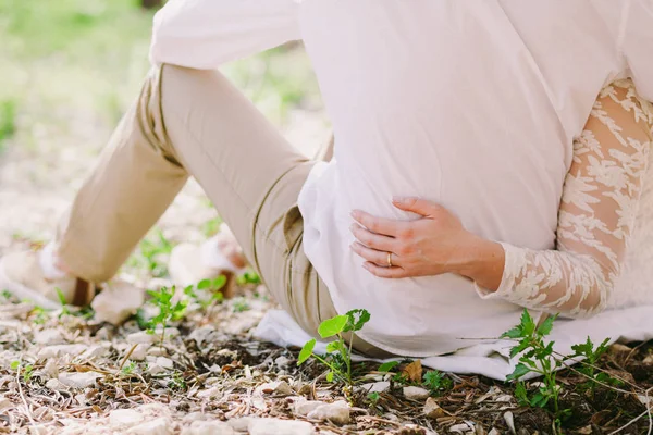 Sposa e sposo che si tengono per mano — Foto Stock