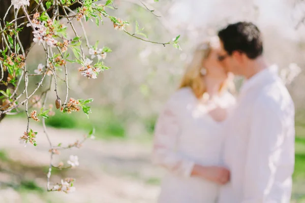 Engaged couple hug — Stock Photo, Image