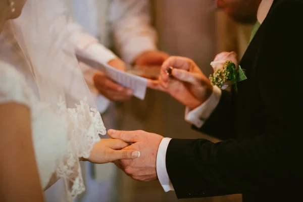 Wearing wedding ring ceremony — Stock Photo, Image
