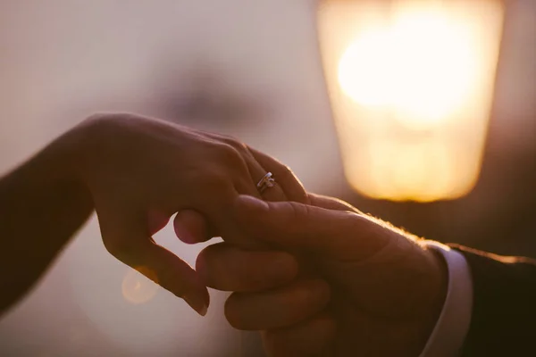 Mengenakan upacara cincin kawin — Stok Foto