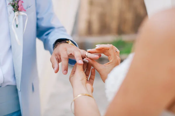 Esküvői gyűrűt ünnepségen viselt — Stock Fotó