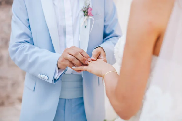 Llevar anillo de boda ceremonia —  Fotos de Stock