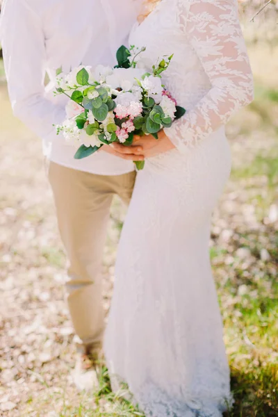 Bouquet da sposa orchidee e peonie — Foto Stock