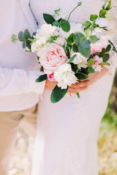 Orquídeas e peônias de buquê de casamento — Fotografia de Stock