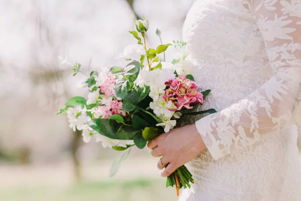 Весільний букет з орхідей і півоній — стокове фото