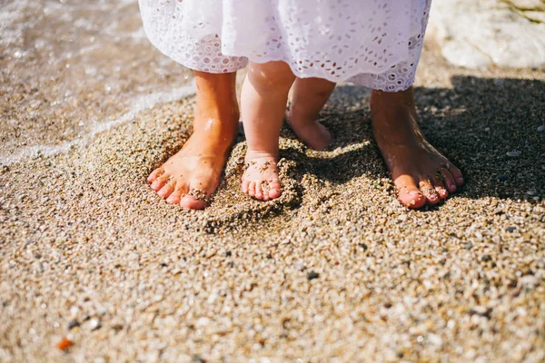 Mamma med barn travel beach — Stockfoto