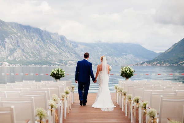 Matrimonio coppia a destinazione cerimonia nuziale — Foto Stock