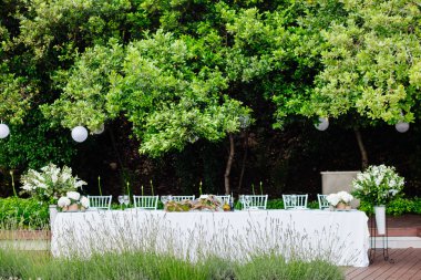 Tablo kapsama çiçek dekorasyonu ile düğün