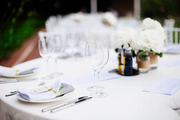 Couverture de table de mariage avec décoration de fleurs — Photo