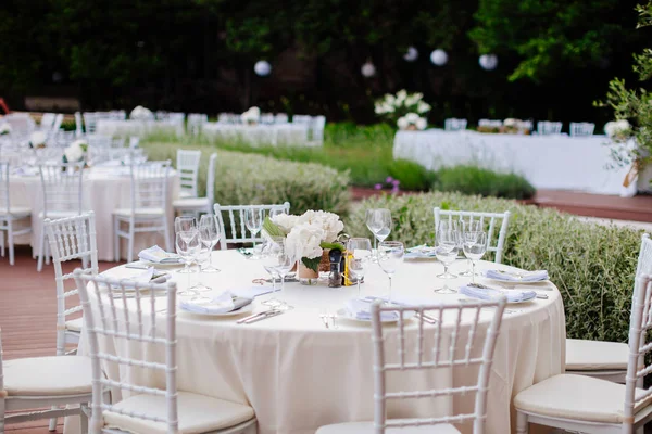 Svatební pokrytí stolu s květiny dekorace — Stock fotografie