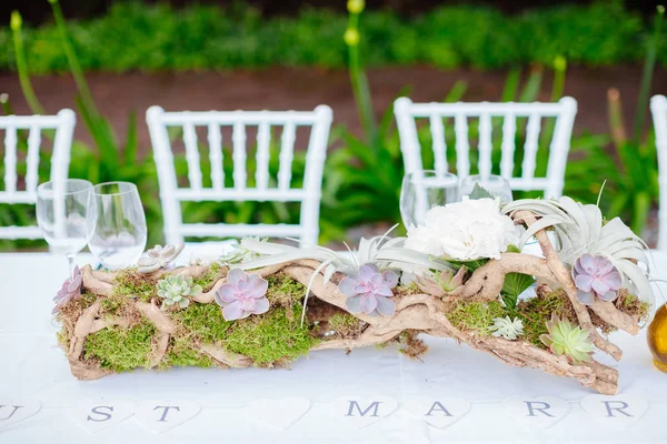 Cobertura de mesa de casamento com decoração de flores — Fotografia de Stock