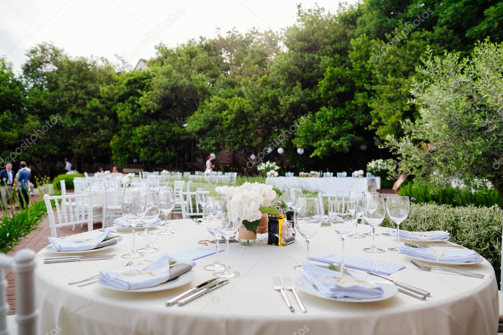 wedding table coverage with flowers decoration