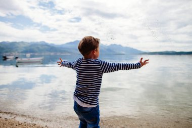 oğlan suya taş atmak