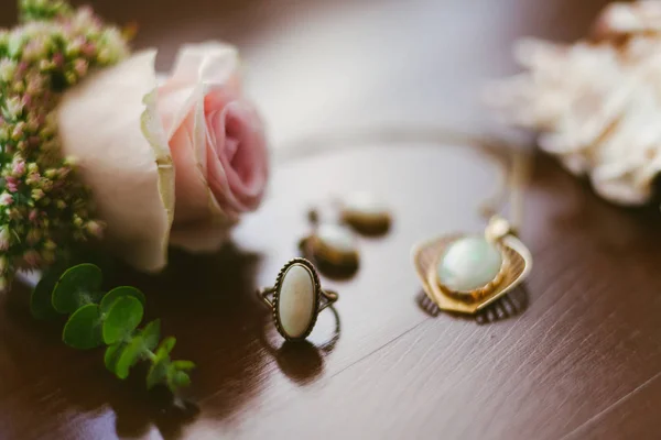 Vintage wedding jewelry — Stock Photo, Image