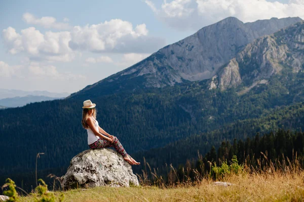 Land vrouw ontspannen in wilde natuur bos — Stockfoto